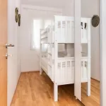 Leonel By Locap Group * 皮兰